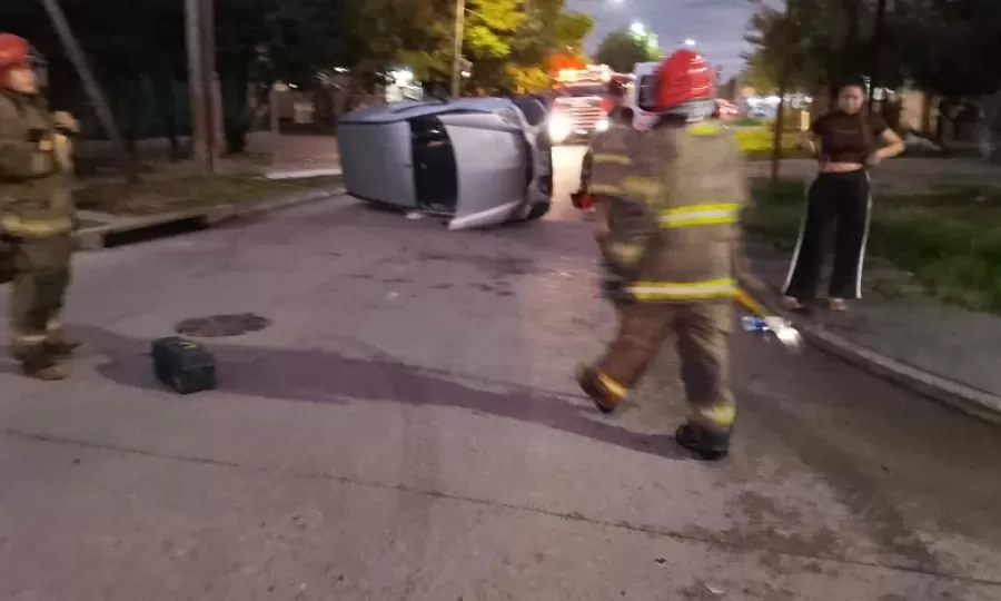 Un veh&iacute;culo cruz&oacute; en rojo, impact&oacute; y se dio a la fuga