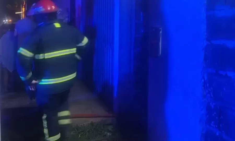 Muri&oacute; un joven tras quedar atrapado en su casa durante un voraz incendio