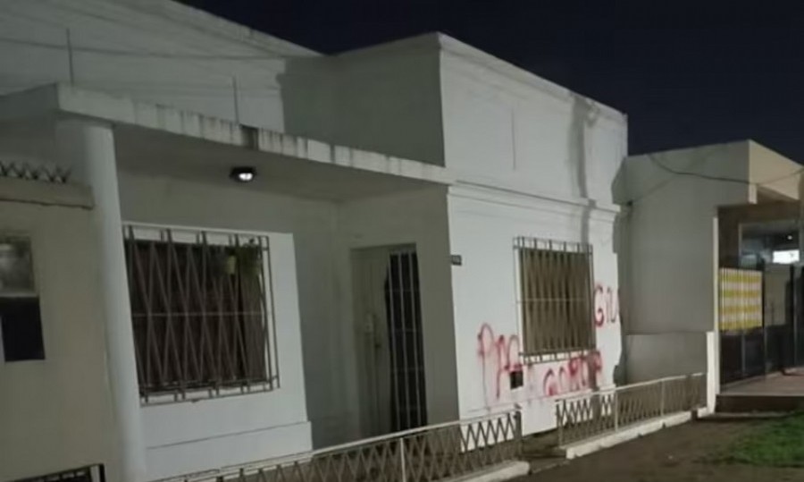 Los agresores dispararon entre siete y ocho veces contra el frente de la vivienda.