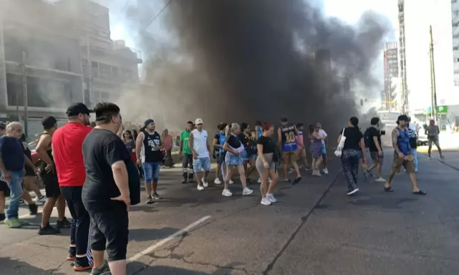 Piqueteros protestaron y prendieron fuego un &aacute;rbol de Navidad
