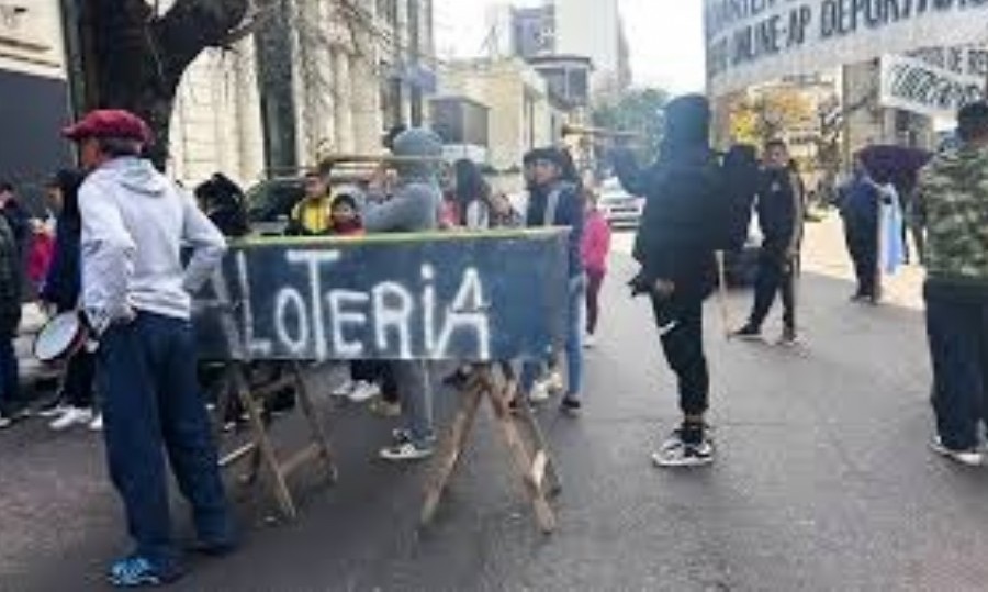 Agencieros de loterías bonaerenses nucleados en CAOLAB arribaron al Senado para hacerse escuchar.