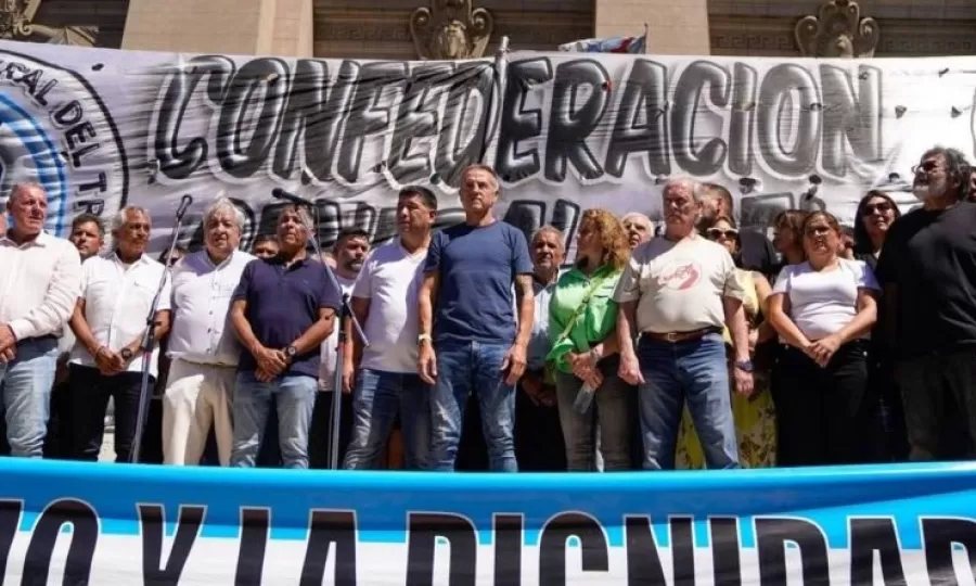 Sindicatos y organizaciones sociales marchan para denunciar el endeudamiento familiar