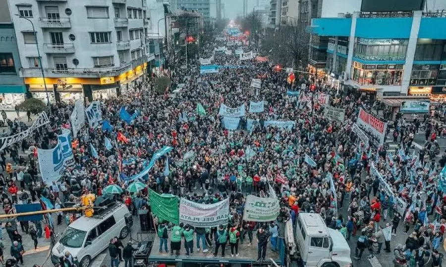 Octubre suma tres marchas contra el Gobierno por tierras, industria y universidades