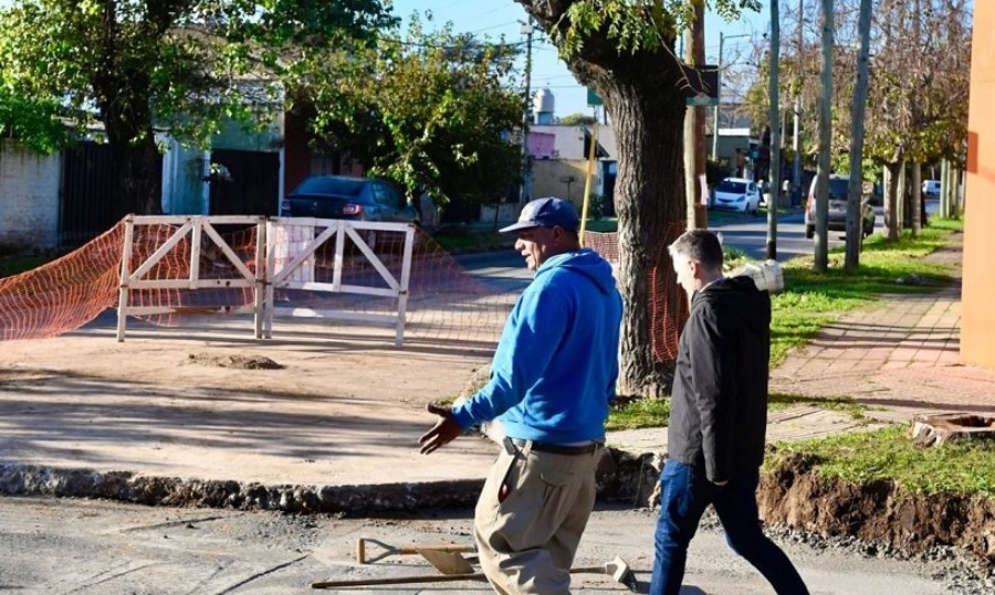 Gray recorrió las obras de bacheo en hormigón de Alta Resistencia.
