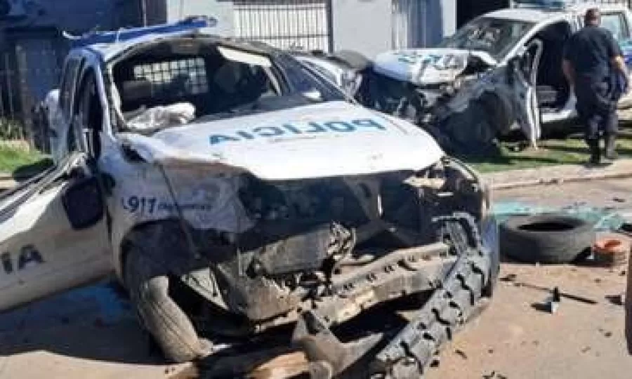 Impactante choque entre dos patrulleros en medio de una persecuci&oacute;n en Gonz&aacute;lez Cat&aacute;n