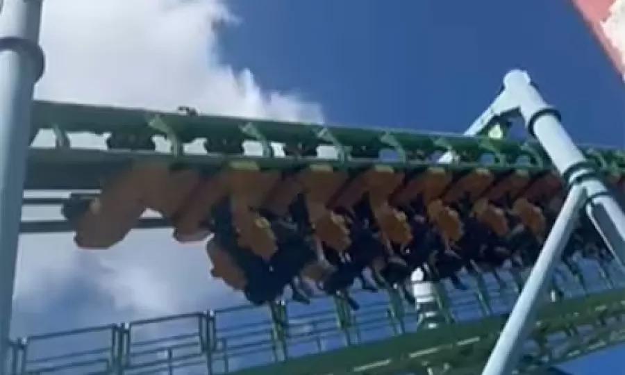 Se rompi&oacute; una monta&ntilde;a rusa del Parque de la Costa y m&aacute;s de 20 personas quedaron colgadas