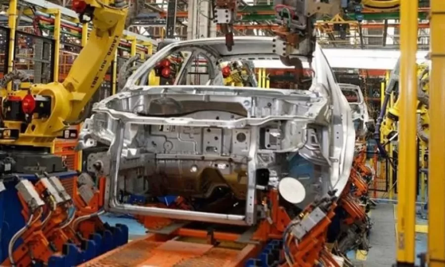 La producci&oacute;n de autos se derrumb&oacute; 30% en febrero y agudiza la crisis