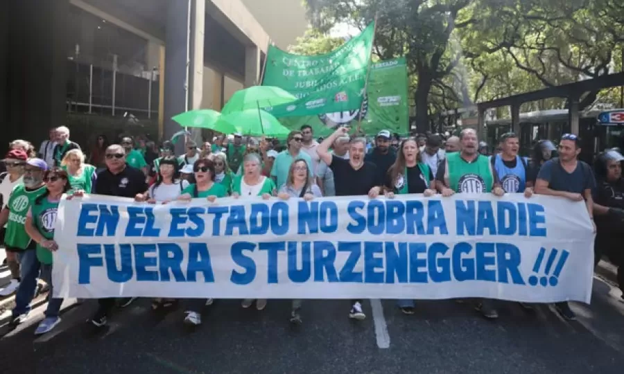 Ya son 72.000 los empleados estatales cesados por Milei
