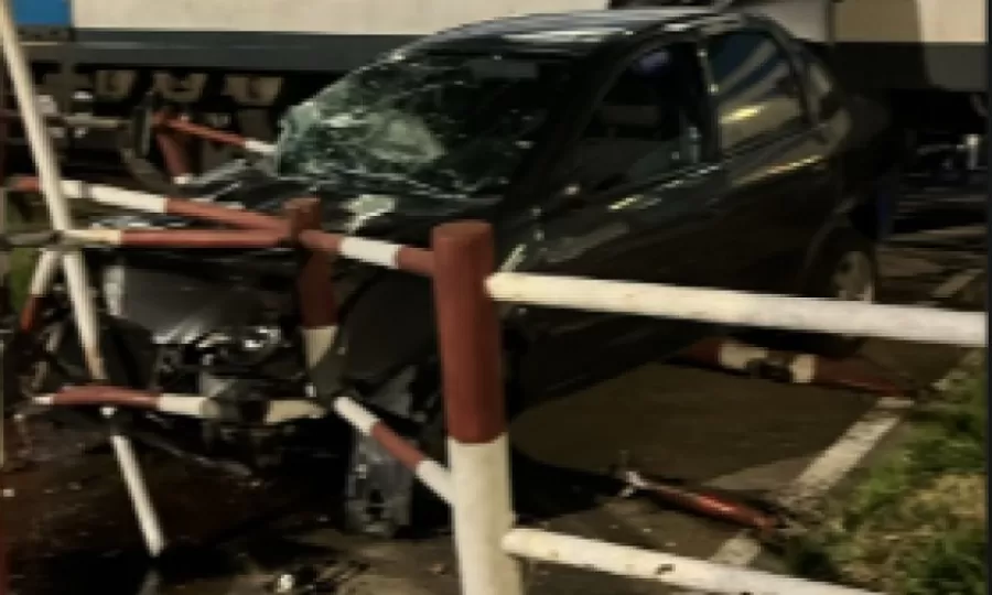 Un auto qued&oacute; sobre las v&iacute;as y fue embestido por una formaci&oacute;n del tren Roca