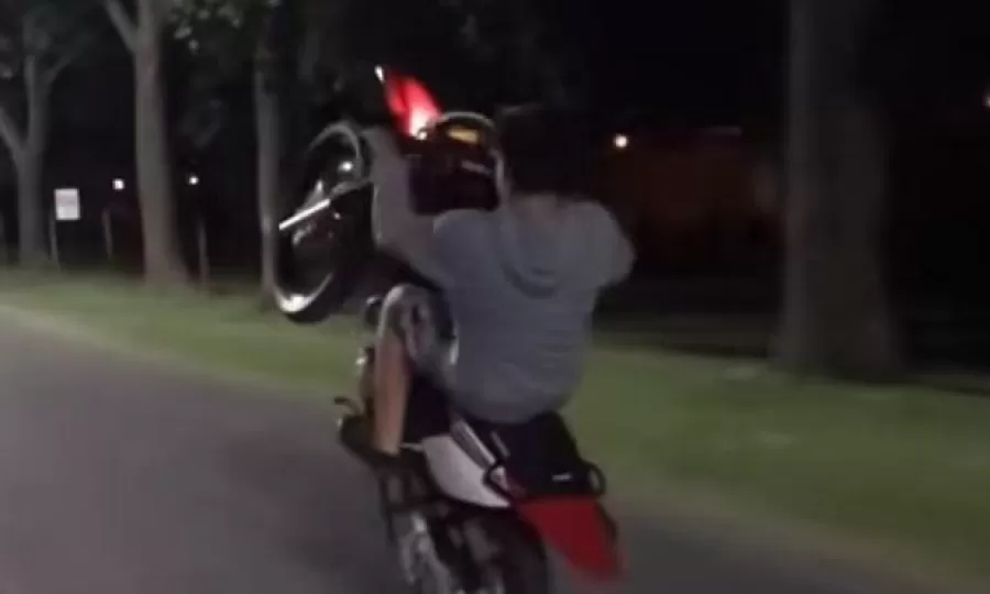 Provincia inhabilit&oacute; hasta 2099 a un joven que grababa y publicaba maniobras peligrosas en moto