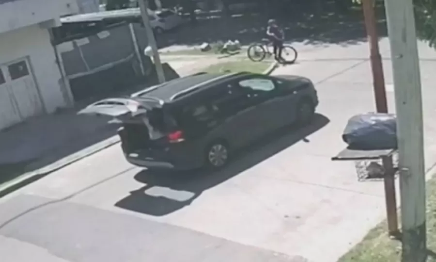 Ladrones le robaron el auto a una mujer y la llevaron en el baúl por varias cuadras