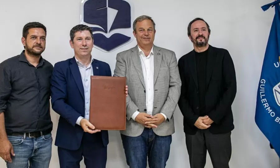 Cascallares y Fabiani acompa&ntilde;aron en su graduaci&oacute;n a 72 nuevos egresados de la Universidad Guillermo Brown