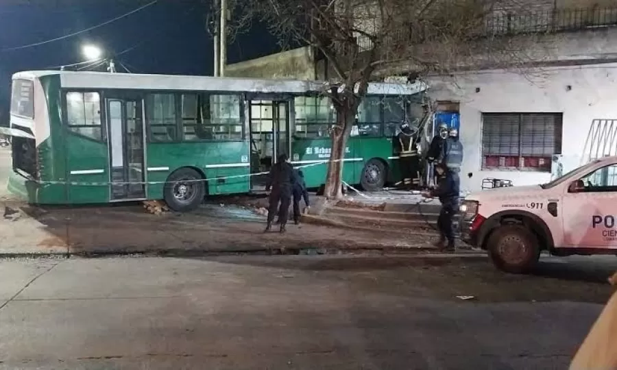 Un colectivero muri&oacute; tras chocar contra una casa en Temperley