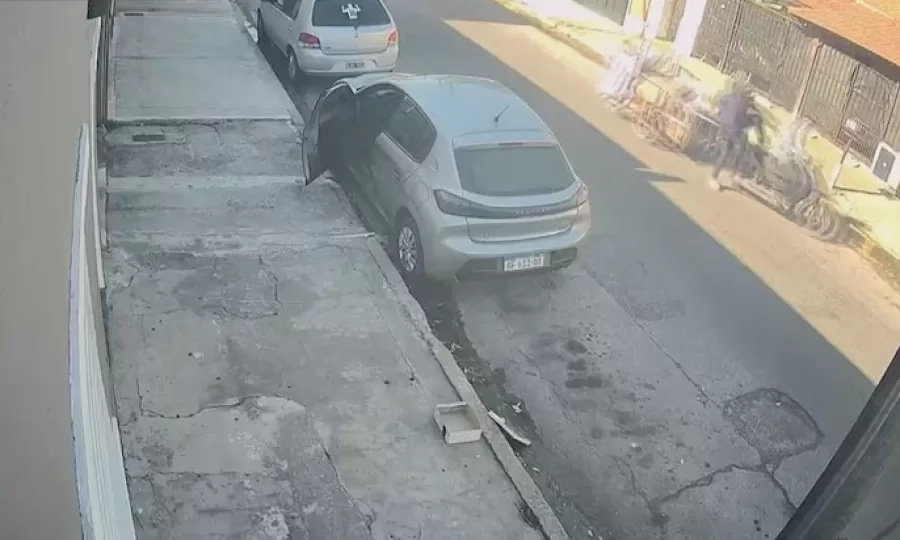 Ladrones le robaron el auto a una mujer que estaba con su beb&eacute; y su sobrina