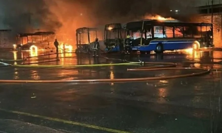 El siniestro ocurrió en la base de la empresa La Cabaña, donde las llamas destruyeron varias unidades.