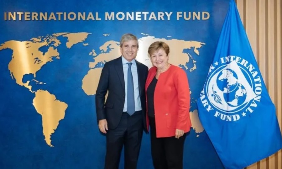 El ministro Luis Caputo y la titular del FMI, Kristalina Georgieva.
