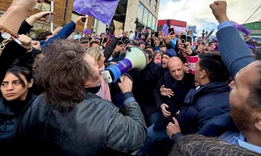En medio de diversas marchas en su contra, Milei decidió no avanzar y dio un breve discurso con un megáfono ante sus seguidores.