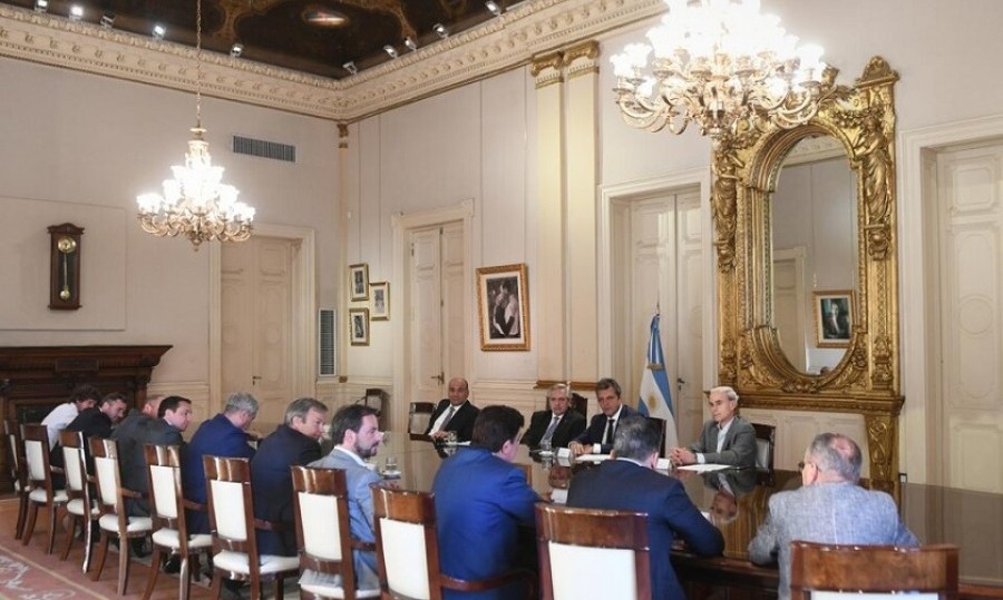 La reunión se realizó en la tarde del lunes en el Salón Eva Perón, en el primer piso de la Casa Rosada, informaron fuentes oficiales.