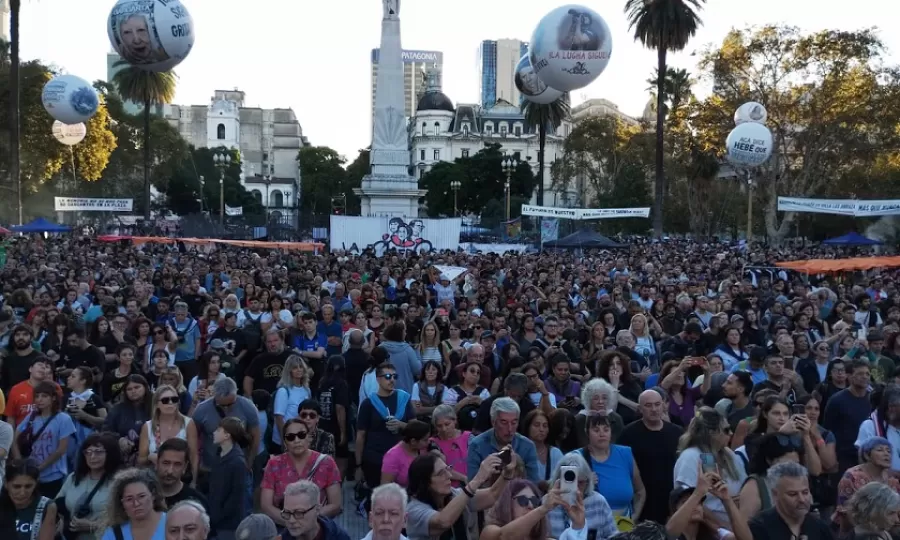 24 de marzo: Plaza de Mayo se llen&oacute; de gente en una jornada hist&oacute;rica