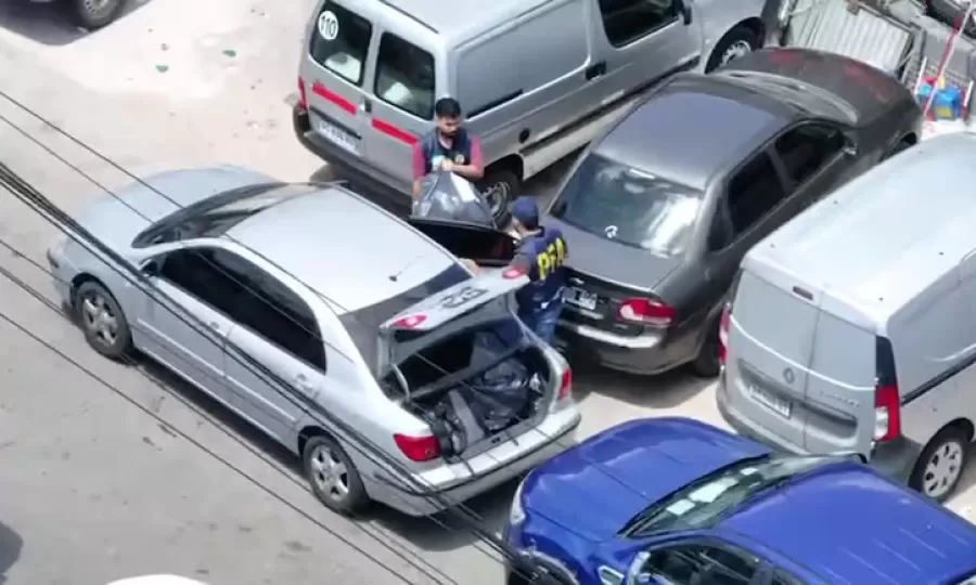 La policía secuestró mercadería ilegal y hubo tensión con los feriantes de La Salada