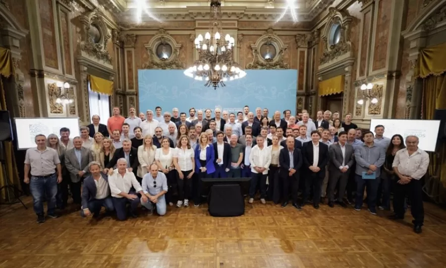 Kicillof gir&oacute; la primera cuota del Fondo Municipal a los intendentes bonaerenses