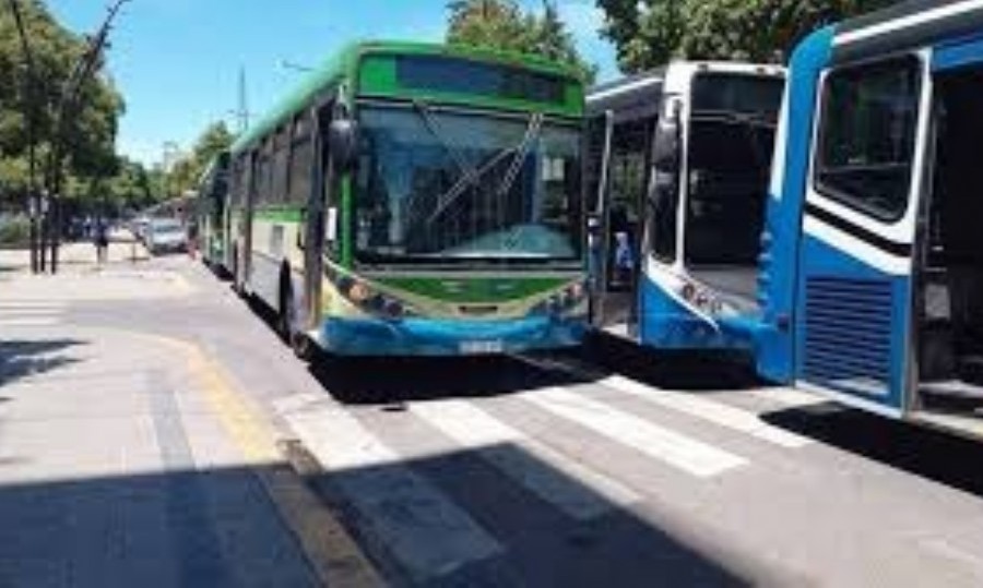 Empresarios del transporte cortaron una calle en La Plata para pedirle a Provincia que interceda en la negociación con Nación.