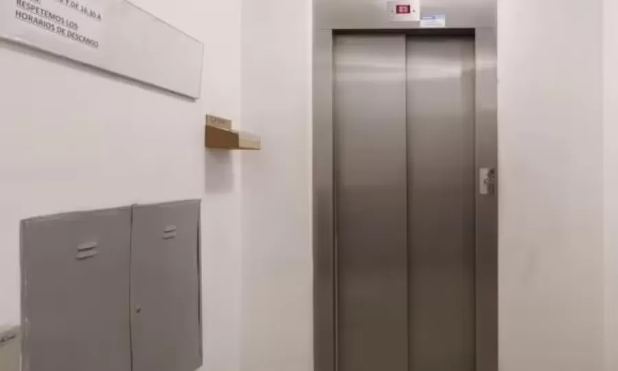 Un trabajador muri&oacute; reparando un ascensor
