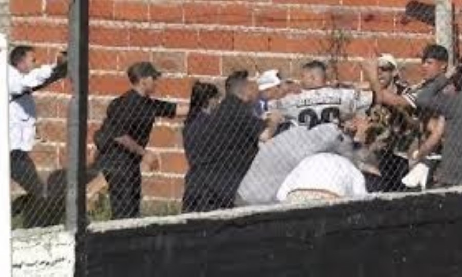 La barra del Naranja lanzó una bengala desde afuera del estadio.