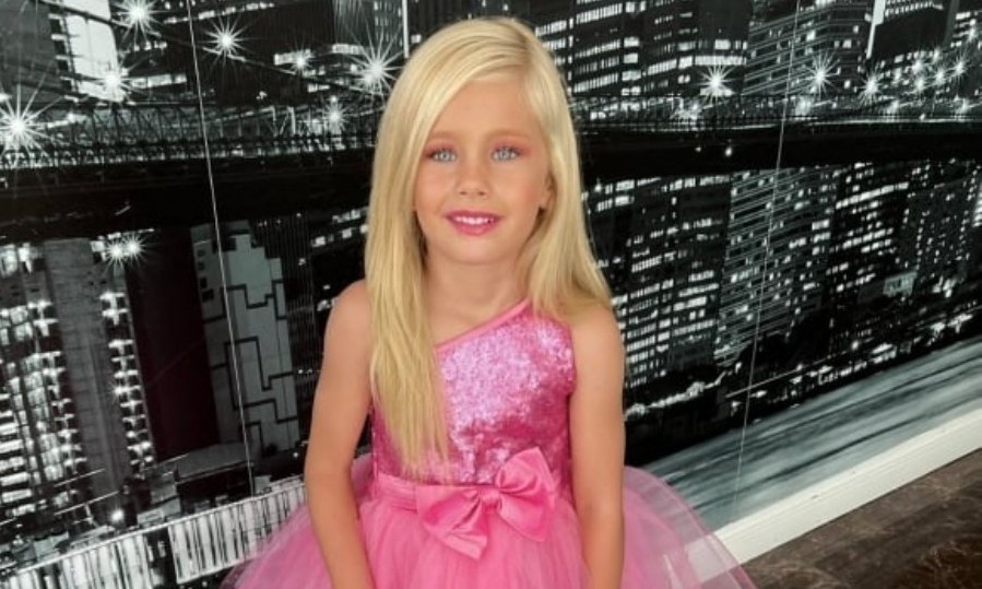 La modelo fotografió a su hijita luciendo un outfit "total pink" y un make up muy cargado, que se destaca por el labial fucsia.