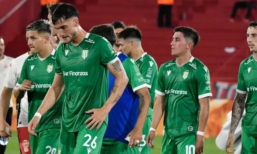 Deudas, paro y tensi&oacute;n interna en el Club Banfield