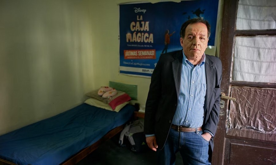 Emilio del Río tiene 62 años, es fotógrafo y técnico óptico y alquila una pieza sin baño en Congreso.