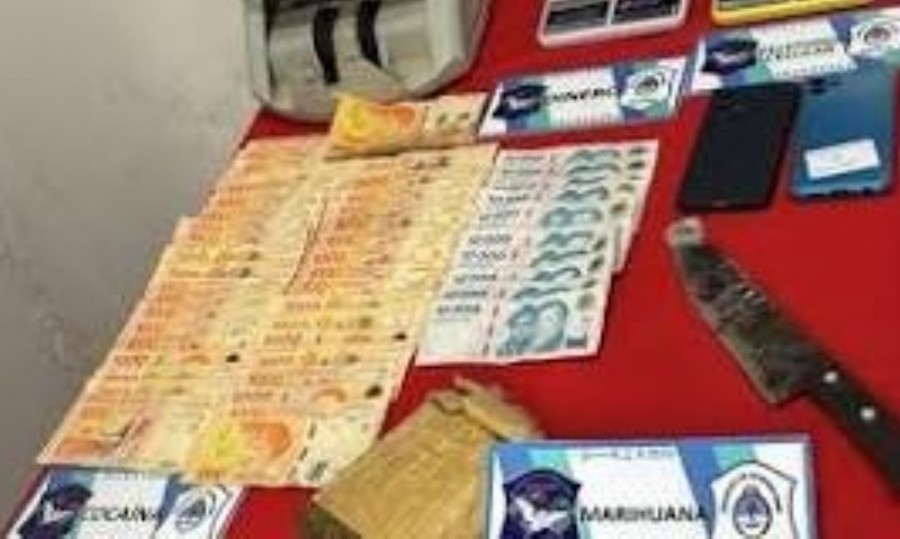 Se incautaron sustancias estupefacientes y diversos elementos que refuerzan la estructura de distribución de drogas en la zona.