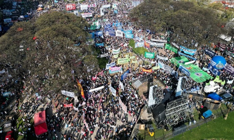 Diversas agrupaciones se congregaron frente al Congreso de la Nación para rechazar los vetos contra el financiamiento universitario y la emergencia pediátrica.