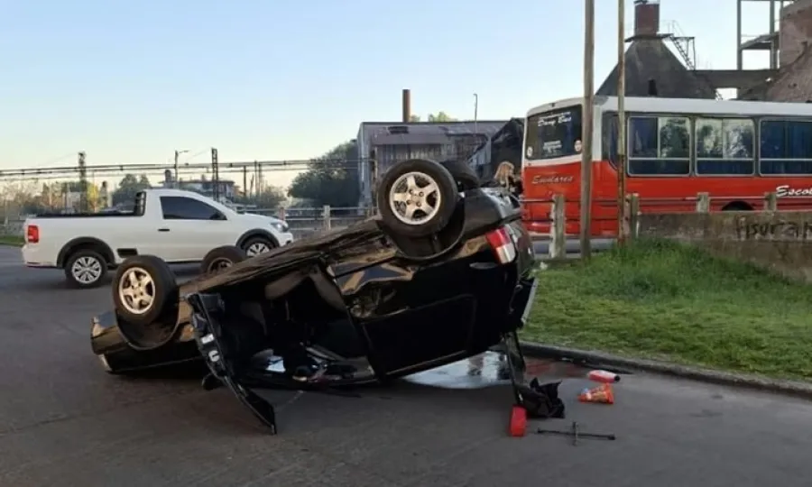 Impactante choque entre un auto y un micro escolar