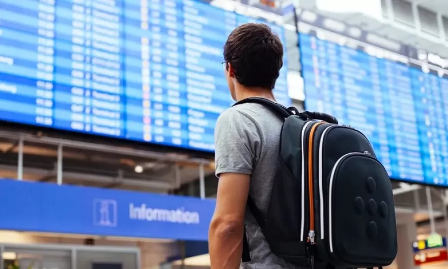 Los viajes al exterior bajaron un 13% anual en abril, mientras la llegada de extranjeros creci&oacute; 10%
