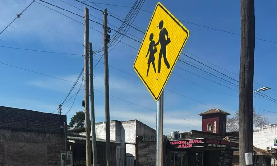 El Municipio instal&oacute; carteler&iacute;a de se&ntilde;alizaci&oacute;n vial en accesos a establecimientos educativos
