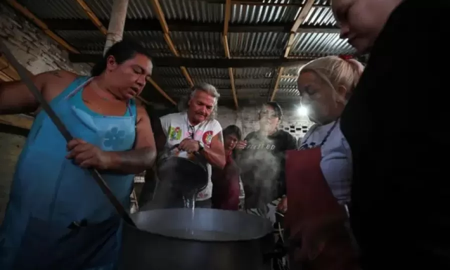 El 77% de las familias bonaerenses resign&oacute; alimentos por el ajuste de Milei