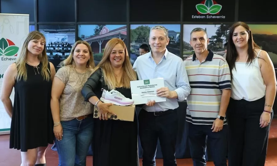 Gray entreg&oacute; diplomas a egresadas y egresados del instructorado de aerolatino y ritmos