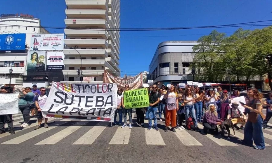 Docentes bonaerenses marcharon a Gobernaci&oacute;n en reclamo de salarios