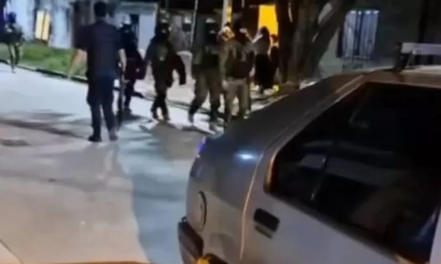 Una joven muri&oacute; baleada, incendiaron un patrullero y hay dos polic&iacute;as detenidas