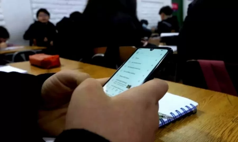 Diputados le dio luz verde a la ley que regula el uso de celulares en escuelas secundarias