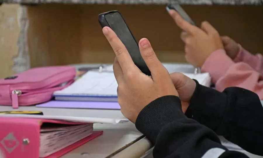 Senadores vuelven a debatir el uso de celulares en las escuelas secundarias