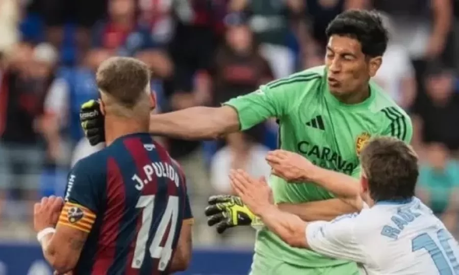 Una pi&ntilde;a de Esteban Andrada desat&oacute; una batalla campal en el derbi aragon&eacute;s