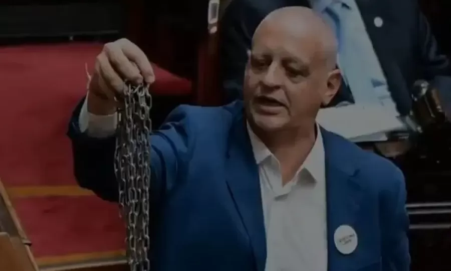 Un diputado entreg&oacute; cadenas a Mart&iacute;n Menem en se&ntilde;al de "esclavitud"