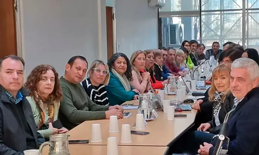 La Provincia recibe a docentes y estatales para discutir los pr&oacute;ximos aumentos