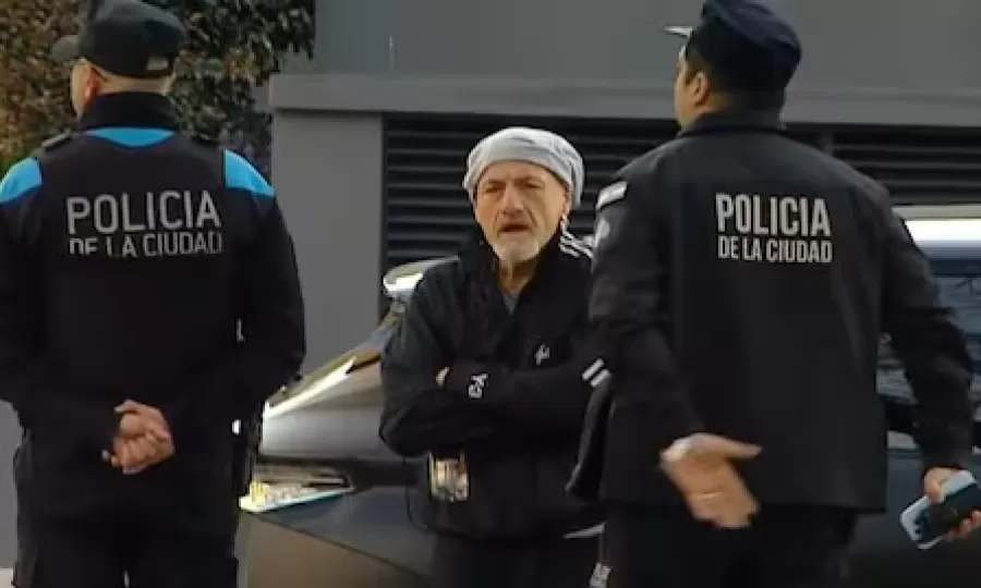 Gustavo Sofovich choc&oacute; a una moto, hubo un inusual operativo policial y el test de alcoholemia le dio negativo