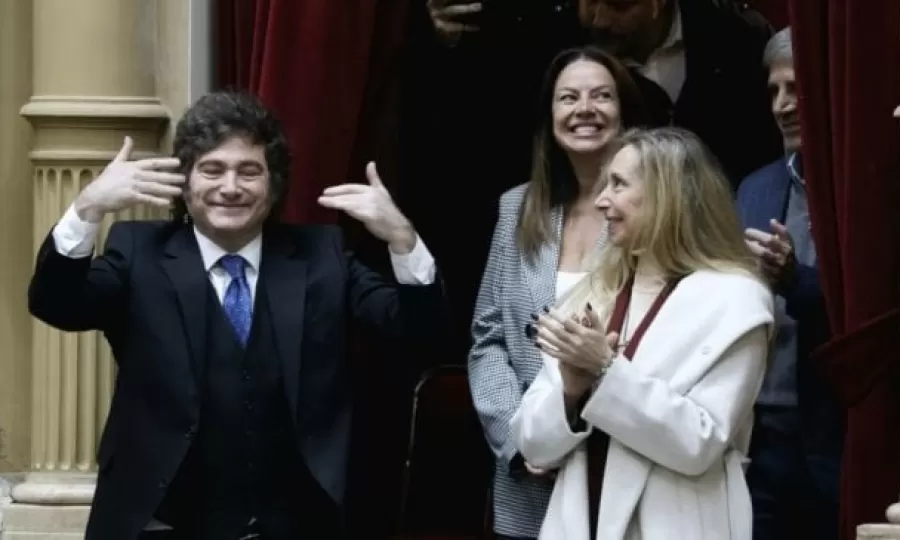 Milei les grit&oacute; "chorros" y "corruptos" a los periodistas que le preguntaron por Adorni