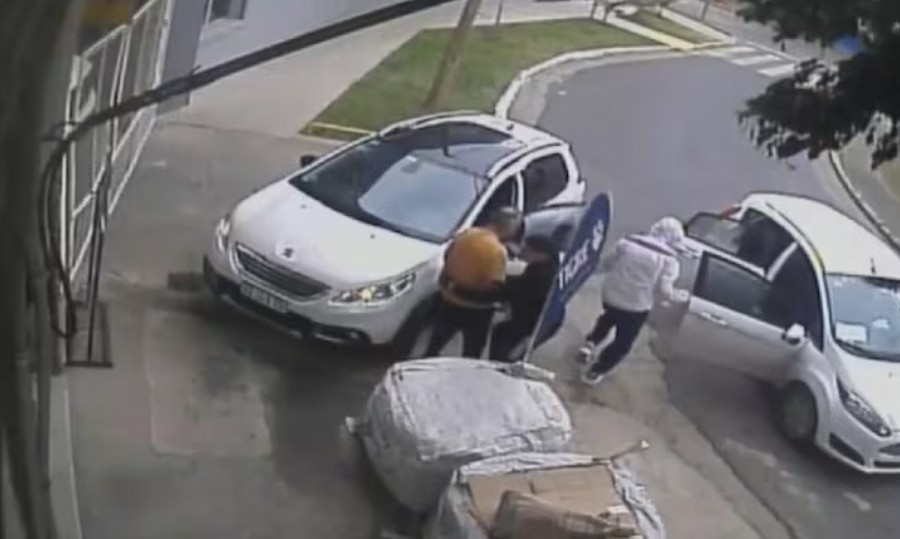 Se baj&oacute; a comprar y en menos de 30 segundos un grupo de ladrones le rob&oacute; la camioneta