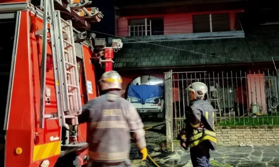 Feroz incendio en una casa de Temperley