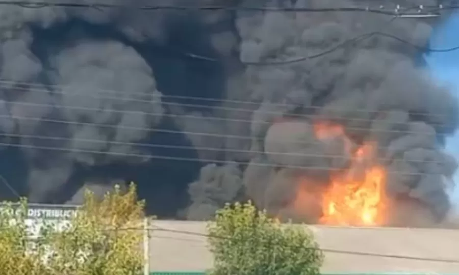 Se incendi&oacute; una f&aacute;brica de pinturas en Moreno